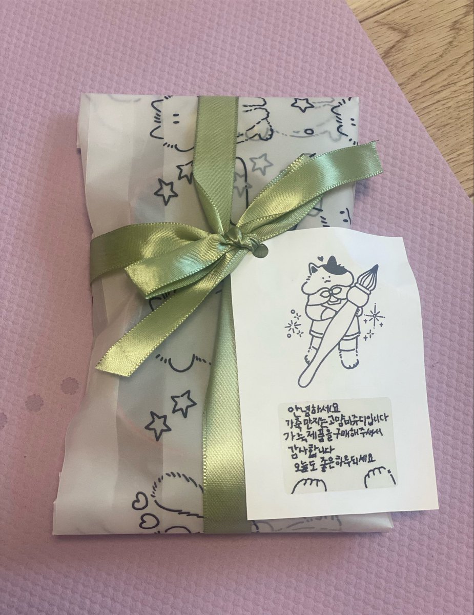mogi098's tweet photo. 와진짜 두시간동안 몸져누워있는데도 기력않나서일단대충찍은거라도올림
쥬디님핑크북밴드진심 와 대박
갈색트노에. 핑크색북밴드…
근데 거기에 쥬디님이그림그려줌
시발!🥵 https://t.co/47OA1iFHWK