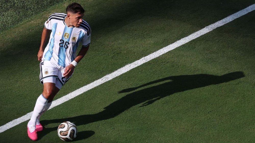 goalmirror's tweet photo. Molina closing in on Roma move as Atletico talks advance.
Roma are nearing an agreement with Atletico Madrid for Nahuel Molina, with the Argentine wing-back poised to trade La Liga for a Serie A return after four seasons in Spain. https://t.co/xRLs7U8qWa