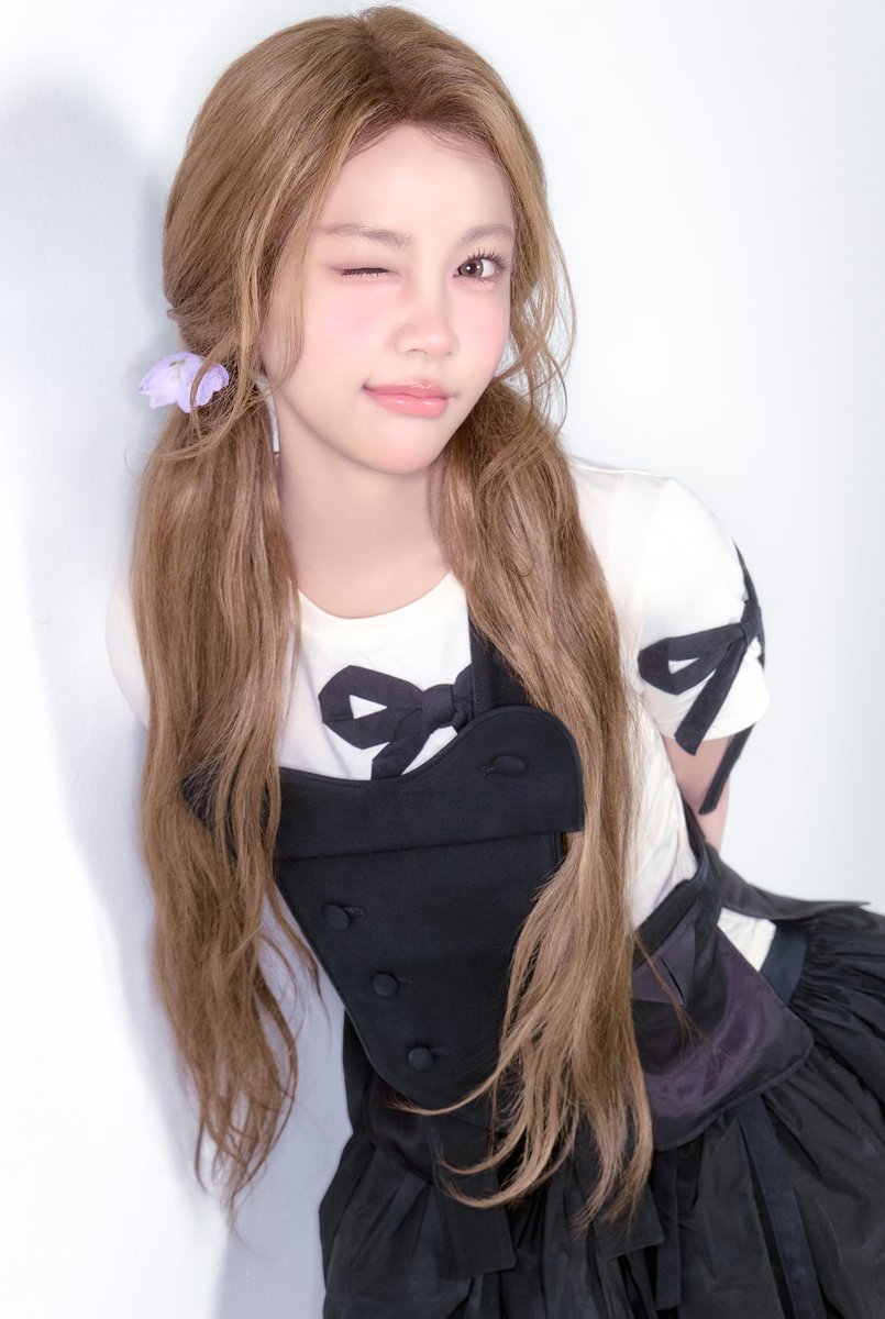 Hearts2Hearts's tweet photo. Teaser Image 01 : Sugar &amp; Spice #CARMEN

Hearts2Hearts The 1st Japan Single
【ICONIC HEART】
➫ 2026.08.12 (KST/JST)

🪄https://t.co/ydIUKNrPPI
💿https://t.co/DUnpJu9oHC

#Hearts2Hearts #하츠투하츠 #H2H
#ICONICHEART #Hearts2Hearts_ICONICHEART https://t.co/3UNp9dINiN