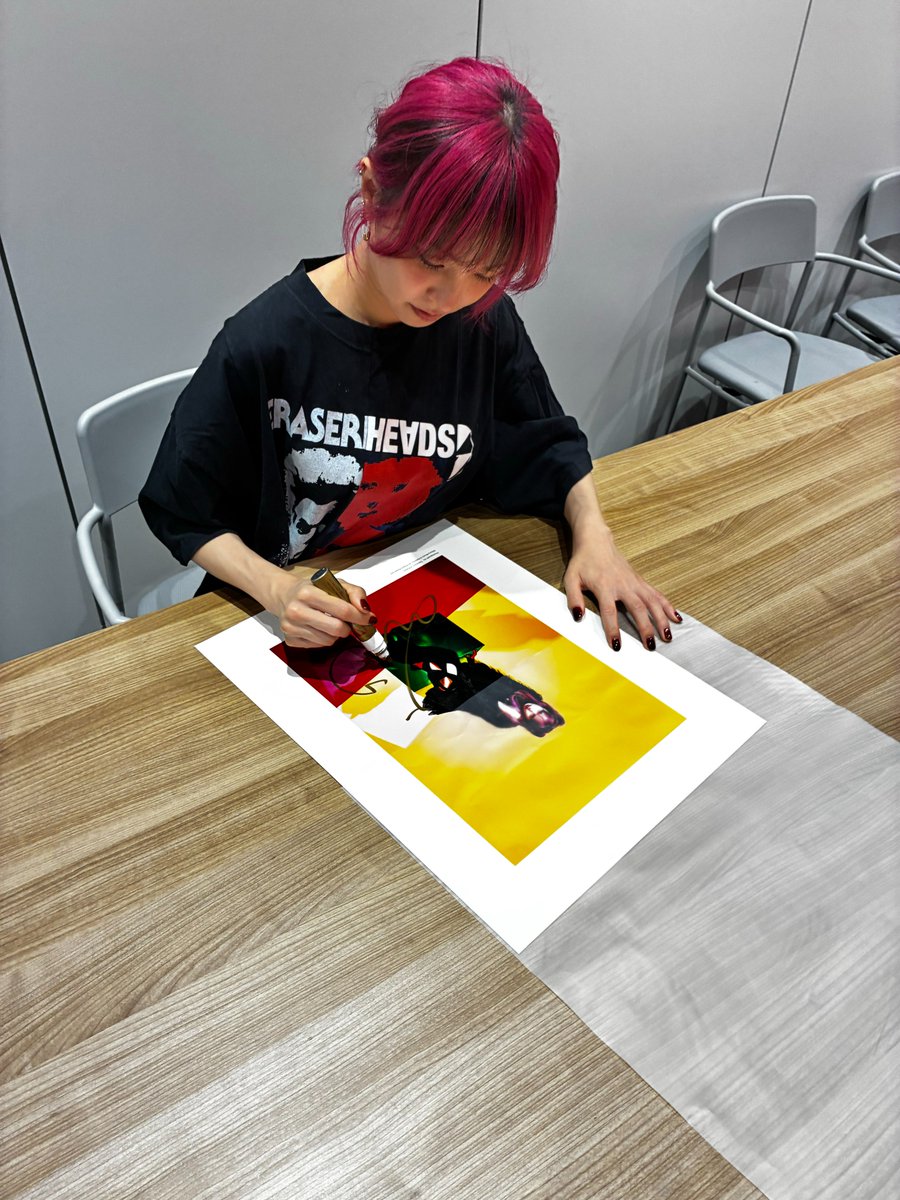 LiSAPRiSM_expo's tweet photo. ＼ご注文いただいたお客様へ📢／

「LiSA PRiSM～LiFE is Soulful Artwork～ in 東京＆大阪」
額装高精細プリント-直筆サイン入り-（受注販売商品）

鋭意製作進行中！🛠️
＃LiSA さんにサインをいただきました✍️✨
8月中旬以降に順次発送を予定しています📦 

どうぞ楽しみにお待ちください🙇

#LiSAPRiSM #LiSA15th
