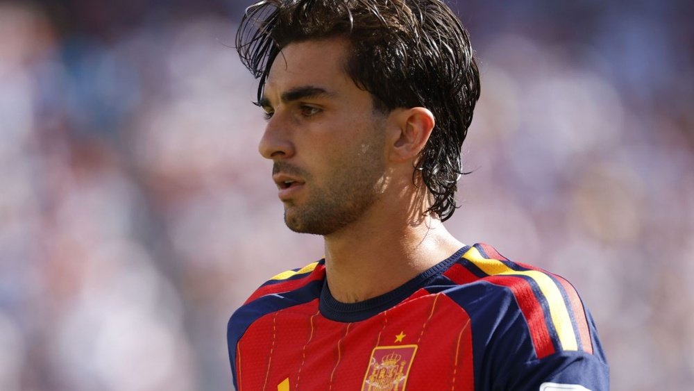 goalmirror's tweet photo. PSG poised to launch Ferran Torres bid as Barcelona left frustrated by forward's stance.

Barcelona expect an official approach from Paris Saint-Germain this week after Ferran Torres openly hinted at a move. https://t.co/WGSLrZHWP4