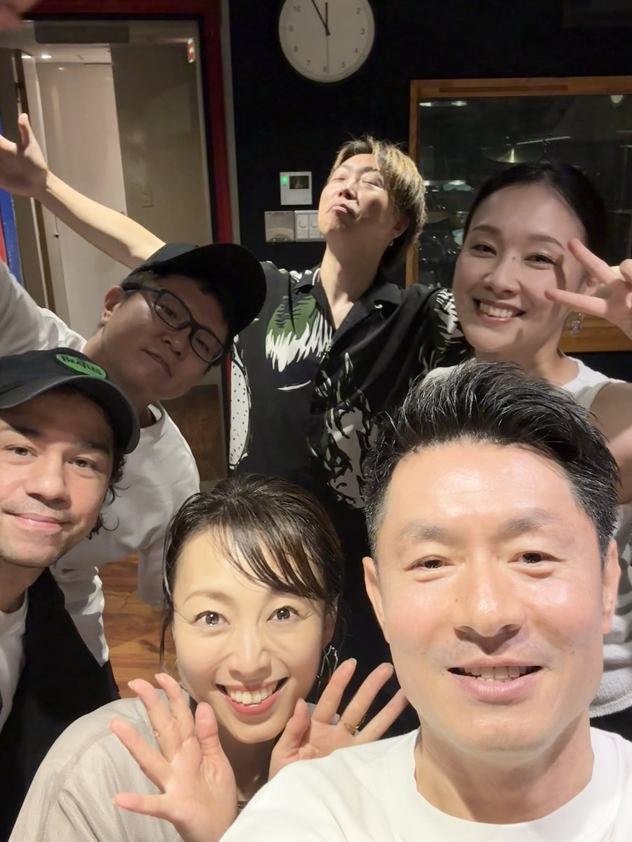 LiTao_Official's tweet photo. 明後日、7日に開催する【Birthday Live】の最終リハでした！🎤

スペシャルゲストの樋口麻美さんと久しぶりに声を合わせることができて、嬉しかったです。

15年ぶりくらいかな。
麻美さんが歌うあの曲、そしてまさかの意外な選曲まで聴くことができて、今日はなんだか得した気分でした😊

何の曲かは、ぜひ当日のお楽しみ！

そして、バンドメンバーも最高でした✨

今回は3人編成だからこそ生まれるサウンドが本当に心地よく、一曲一曲の新たな魅力を引き出してくれました。

曲によってアコースティックな雰囲気になったり、ロックテイストになったり…。
歌っていて本当に気持ちよかったです。

さらに、ライブでいつもサポートしてくれている駅田郁美さんも、急遽出演してくれることになりました！

明後日、会場でお待ちしております！

チケットのご予約は、まだ承っております。
ぜひお越しください😊
https://t.co/bGVQEL9oRW

この2、3日は少し暑さが和らいできたとはいえ、まだまだ暑い日が続いています。
お越しくださる皆様、どうぞお気をつけてお越しください。

#樋口麻美 
#李涛
#Robin
#望月大輔
#吉田貴博
#駅田郁美
#ライブ
#ミュージカル
#Jpop