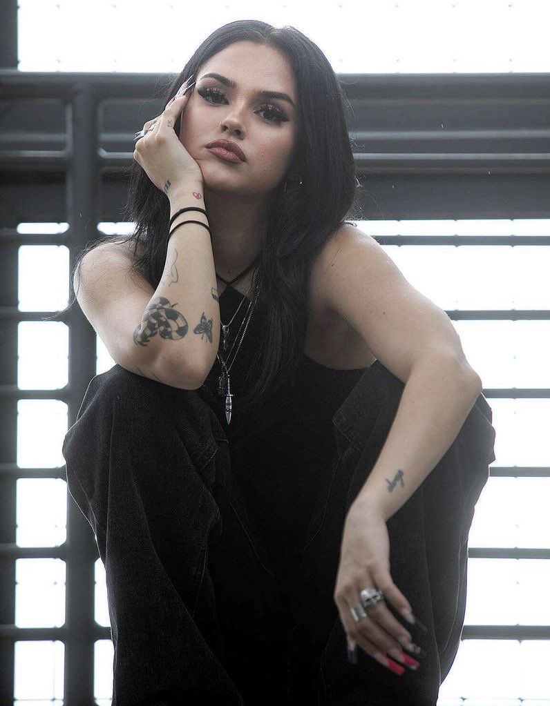 ScarOfScot's tweet photo. #WomanCrushWednesday to 
@SmokeNCodes 🥀 https://t.co/kn3ct30oZ4