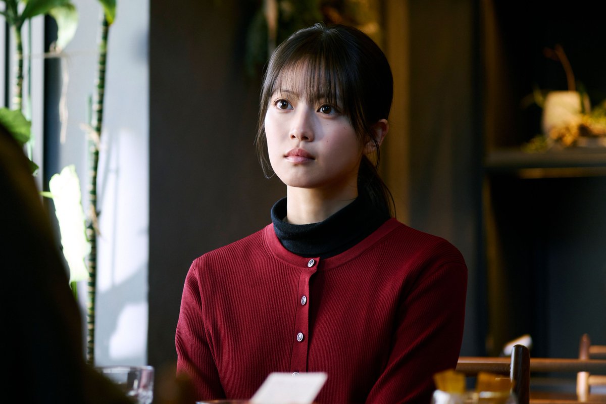 hakuchotokomori's tweet photo. ┊新規場面写真解禁
⠀
#松村北斗 ✕ #今田美桜 奇跡の初タッグ
⠀
𝟗月𝟒日(金)公開 #映画白鳥とコウモリ で
二人が新たに挑む役どころとは？👇
⠀
❏ 松村北斗 𝒂𝒔 倉木和真〈容疑者の息子〉
都内の広告代理店で働く青年。
父・倉木達郎が自供した殺人事件により
環境が一変してしまうが…
父の供述を不審に思った和真は偶然にも
被害者の娘・美令と出会う。
⠀
❏ 今田美桜 𝒂𝒔 白石美令〈被害者の娘〉
刺殺された弁護士・白石健介の娘。
突然の悲劇に強い喪失感を抱えていたが…
担当刑事から聞かされた父の行動に疑問を抱き
真相を知るべく事件のことを調べ始める。