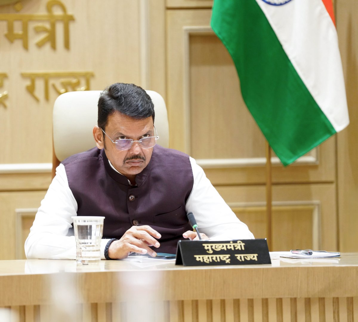 CMOMaharashtra's tweet photo. 🔸CM Devendra Fadnavis chairs a review meeting regarding land acquisition for various projects under Maharashtra Industrial Development Corporation (MIDC).
Senior officials were present. 

🔸मुख्यमंत्री देवेंद्र फडणवीस यांच्या अध्यक्षतेखाली महाराष्ट्र औद्योगिक विकास महामंडळाअंतर्गत (MIDC) विविध प्रकल्पांच्या भूसंपादनासंदर्भात आढावा बैठक.
यावेळी वरिष्ठ अधिकारी उपस्थित होते.

🔸मुख्यमंत्री देवेंद्र फडणवीस इनकी अध्यक्षता में महाराष्ट्र औद्योगिक विकास महामंडल (MIDC) के अंतर्गत विभिन्न परियोजना���ं के लिए भूमि अधिग्रहण के संदर्भ में समीक्षा बैठक।
इस अवसर पर वरिष्ठ अधिकारी उपस्थित थे।

🕐 1.05pm | 5-8-2026📍Varsha Bungalow, Mumbai | दु. १.०५ वा. | ५-८-२०२६📍वर्षा निवासस्थान, मुंबई.

@Dev_Fadnavis @midc_india
#Maharashtra #DevendraFadnavis #Mumbai