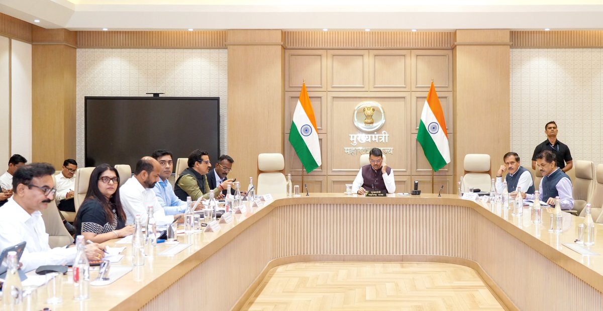 CMOMaharashtra's tweet photo. 🔸CM Devendra Fadnavis chairs a review meeting regarding land acquisition for various projects under Maharashtra Industrial Development Corporation (MIDC).
Senior officials were present. 

🔸मुख्यमंत्री देवेंद्र फडणवीस यांच्या अध्यक्षतेखाली महाराष्ट्र औद्योगिक विकास महामंडळाअंतर्गत (MIDC) विविध प्रकल्पांच्या भूसंपादनासंदर्भात आढावा बैठक.
यावेळी वरिष्ठ अधिकारी उपस्थित होते.

🔸मुख्यमंत्री देवेंद्र फडणवीस इनकी अध्यक्षता में महाराष्ट्र औद्योगिक विकास महामंडल (MIDC) के अंतर्गत विभिन्न परियोजना���ं के लिए भूमि अधिग्रहण के संदर्भ में समीक्षा बैठक।
इस अवसर पर वरिष्ठ अधिकारी उपस्थित थे।

🕐 1.05pm | 5-8-2026📍Varsha Bungalow, Mumbai | दु. १.०५ वा. | ५-८-२०२६📍वर्षा निवासस्थान, मुंबई.

@Dev_Fadnavis @midc_india
#Maharashtra #DevendraFadnavis #Mumbai