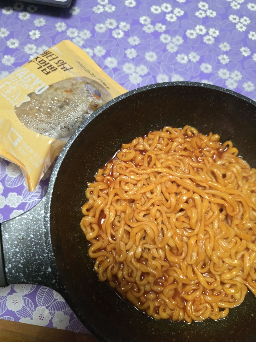 coxoocooococ's tweet photo. 신라면 로제랑 버터와규주먹밥
그저께 다른 로제라면 먹었다가 너무 맛없어서 긴장하면서 먹었는데 얘는 제 입에 맞네요 
주먹밥은 간이 안느껴져서 맛이없어요....빨리 먹어치워야해.. https://t.co/cnUMiBhWeG