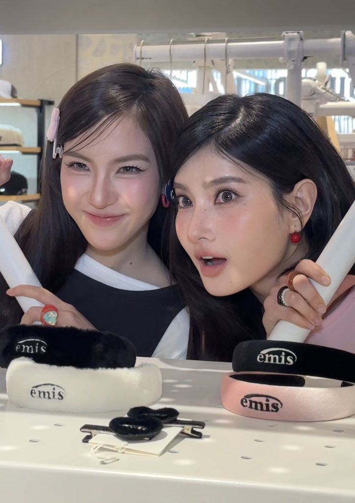 mable_siriwalee's tweet photo. ขอขอบคุณทางแบรนด์ EMIS มากๆเลยนะคะที่ให้โอกาสพวกเรามาร่วมงานที่ EMIS OFFICIAL STORE ในวันนี้นะคะ🤍

ขอขอบคุณแฟนคลับทุกคนมากๆเลยนะคะที่มาเจอกันในวันนี้ รักทุกคนน้าาา กลับบ้านกันดีดีนะคะ อย่าลืมกินข้าวด้วยน้า ขอบคุณสำหรับการsupport ในทุกๆทางนะคะ 🤍

Thank you so much to the EMIS brand for giving us this opportunity to participate in the EMIS OFFICIAL STORE event today 🤍

Thank you so much to all the fans who came to see us today. We love you all! Please go home safely and don't forget to eat. Thank you for your support in every way 🤍

BLEJIE AT EMIS STORE OPENING   
#EMISxBleJie
#EMIS
#EMISThailand
#CentralDepartmentStore
#BleJie