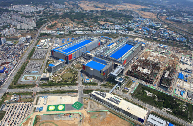 jukan05's tweet photo. Samsung Foundry’s 4nm Capacity Fully Booked as 5nm Orders Rise, Expanding into AI and Servers

Samsung Electronics' foundry business is stepping up its sales push for its 5nm process. The move is read as offering 5nm as an alternative now that utilization of the in-demand 4nm node has hit its ceiling.

According to semiconductor industry sources on the 5th, Samsung Foundry's 4nm process is expected to remain at full capacity through next year.

"As Samsung Electronics' HBM4 order volumes have surged, 4nm line utilization has shot up," one industry source said. "The foundry's largest customer has become the memory division."

On top of that, volumes for U.S.-based Nvidia's inference LPU "Groq3" have reportedly exceeded expectations, further contributing to the 4nm full-capacity situation.

In response, Samsung Foundry is presenting 5nm as an alternative to customers seeking 4nm. The strategy is to pitch the 5nm process — where yield and performance are already proven — as a value-oriented substitute for fabless customers who find it difficult to move up to the 2nm and 3nm nodes given the higher cost burden versus 4nm.

"The 2–3nm leading-edge nodes carry a heavy burden for customers in terms of yield and cost, and the 4nm line is already full," the source said. "Samsung Electronics is actively proposing its yield-stabilized 5nm process as an alternative, and fabless companies are viewing it favorably."

The 5nm process is classified as a dedicated automotive line. Hyundai Motor's ADAS chip targeting mass production in 2030, Bos Semiconductor's SoC, and Telechips' automotive AP "Dolphin7" are all slated for volume production on SF5A, the automotive-specific process.

More recently, its scope of application has been broadening into server and high-performance AI/NPU chips.

"The 5nm process is also well suited to implementing high-performance server chips, so licensing agreements with overseas fabless firms have been coming in one after another," another industry source explained. "Over the past three to four months, customer demand for 5nm has clearly increased versus the past."

Overloading on Taiwan's TSMC leading-edge lines and global geopolitical factors are also working in favor of Samsung Foundry's 5nm order intake. As supply-demand on TSMC's 3nm, 4nm and 5nm lines tightens, Chinese and Indian fabless firms are turning to Samsung's 5nm line both to meet their fine-node requirements and to circumvent sanctions.

"For Chinese and Indian fabless companies that need to secure leading-edge-class performance amid U.S. sanctions on China, Samsung Foundry is a realistic alternative," a Samsung Foundry supply-chain partner said. "Samsung is absorbing even the smaller-volume customers pushed out of TSMC, so it is reaping spillover benefits on the 5nm process."

Meanwhile, alongside the pragmatic 5nm-centered sales activity, global customers are also continuing to sound out volumes on the 2nm process.

"I understand inquiries about 2nm keep coming in to Samsung Foundry," an industry source said. "What matters now is nailing the yield."
