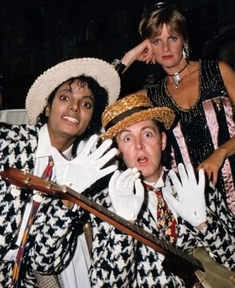 DullahTheking2's tweet photo. Michael Jackson, Paul McCartney, and McCartney's wife, Linda McCartney, posing behind the scenes during the filming of their hit music video {Say Say Say🎶}.

📷 1983. https://t.co/iI1A3fvDxu