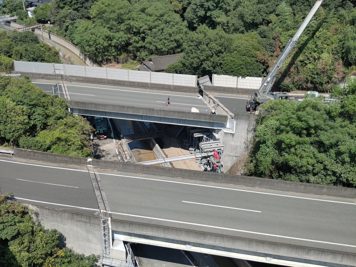w_nexco_news's tweet photo. 九州自動車道及び南九州自動車道では、通行止めを実施しています。地震による影響で段差が生じた片野川橋の補修状況です。被災地の復興へと繋げられるよう、早期の通行止め解除に向けて、関係者一丸となって復旧作業を進めています。 https://t.co/Ouzph4TNUm