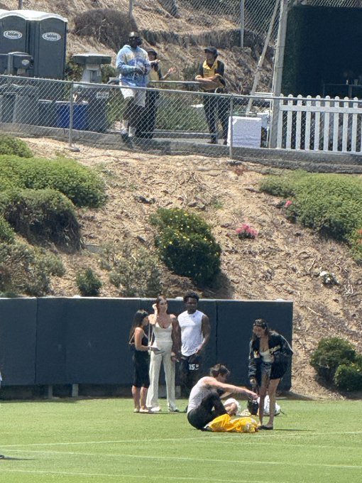 madisonangelsfr's tweet photo. 🦢Les amoureux Madison Beer et Justin Herbert au Training Camp des Chargers, la manière dont ils se soutiennent mutuellement.🥹🥹 https://t.co/GbG90m6STn