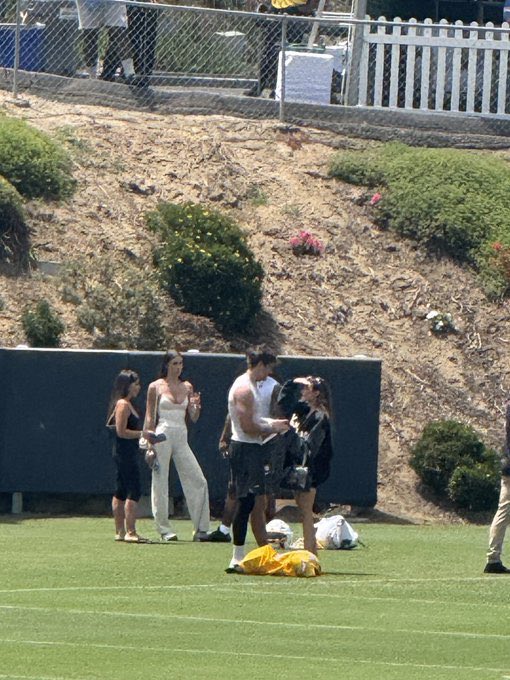 madisonangelsfr's tweet photo. 🦢Les amoureux Madison Beer et Justin Herbert au Training Camp des Chargers, la manière dont ils se soutiennent mutuellement.🥹🥹 https://t.co/GbG90m6STn