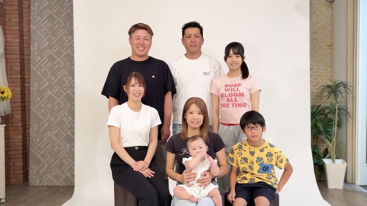 modelpress's tweet photo. 15歳女子、27歳男性と交際1ヶ月で妊娠…
36歳で孫誕生 

波乱の人生に人気タレント思わずツッコミ
「だいぶ危ねえよ！」
https://t.co/YsIoDY9cKG

15歳の時、当時27歳の夫に一目惚れし、猛アプローチの末に交際をスタートさせたというNARUさん。交際1か月で長女を妊娠し、結婚後に夫の借金600万円が発覚。波乱の人生を経験したが、現在は4人の子どもに恵まれ、長女（20歳）が第1子を出産したことで36歳のおばあちゃんに。笑いの絶えない明るい家族の姿に、スタジオからも感心の声が上がった。