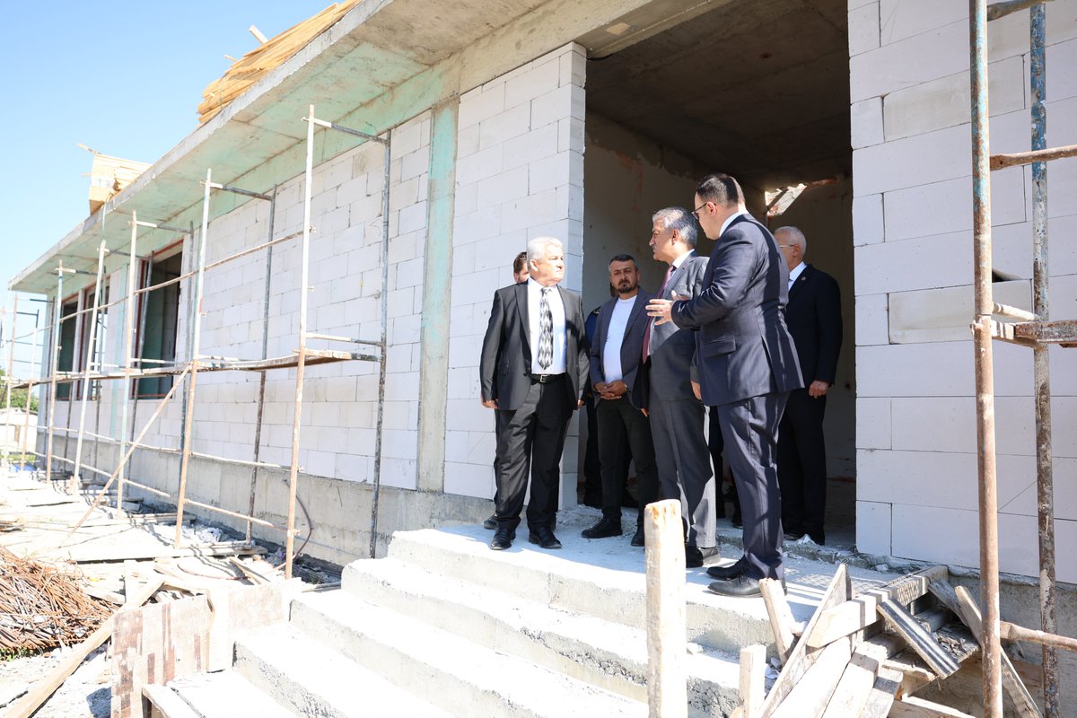 duzce_valiligi's tweet photo. 📍Kaynaşlı - Merkez Mahallesi

Valimiz Sayın Mehmet Makas (@makasmehmet34), inşası süren Kaynaşlı İlçe Gençlik Merkezi’nde incelemelerde bulundu. 

Kaynaşlı Kaymakamı Kemal Sefa Gökmenoğlu, Kaynaşlı Belediye Başkanı Efdal Altundal, Gençlik ve Spor İl Müdürü Zekeriya Arslantürk ve protokol üyelerince karşılanan Sayın Valimiz, proje hakkında yetkililerden ve yüklenici firmadan bilgi aldı. 

Sayın Valimiz, ilçe gençliğine hizmet edecek tesisin hayırlı olması temennisinde bulunarak, merkezin ilçeye kazandırılmasında emeği geçenlere teşekkür etti.
