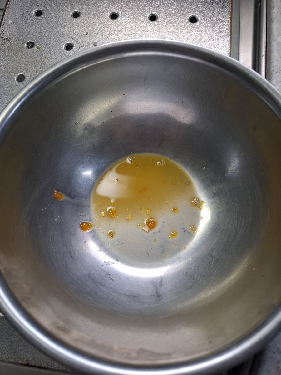 mk__13_'s tweet photo. 赤卵の双子。解いたら卵黄の塊が残った。
こんな性質もあるのね。。。(観察者魂 https://t.co/9dcKNy5yUZ