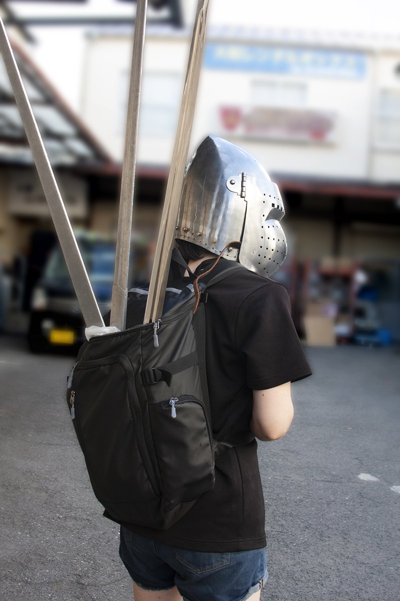 castle_tintagel's tweet photo. 『リュックから剣や鎧が出たまま』
外を歩くのは色々と怖いですよね!!

そんな時にソードバッグ(写真→)
安心で楽に持ち運べますよ♥

騎士の蔵ショップで販売中です★
 #ファッション #ロングソード #コスプレ https://t.co/JiK9F5dQ3c