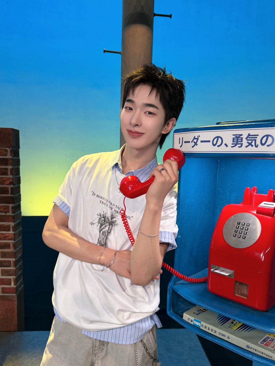 NEXZ_official's tweet photo. [#여보세요]

여보세용 ☎️

#NEXZ #TOMOYA
#MBC #Muniverse https://t.co/K8ee9c2otR