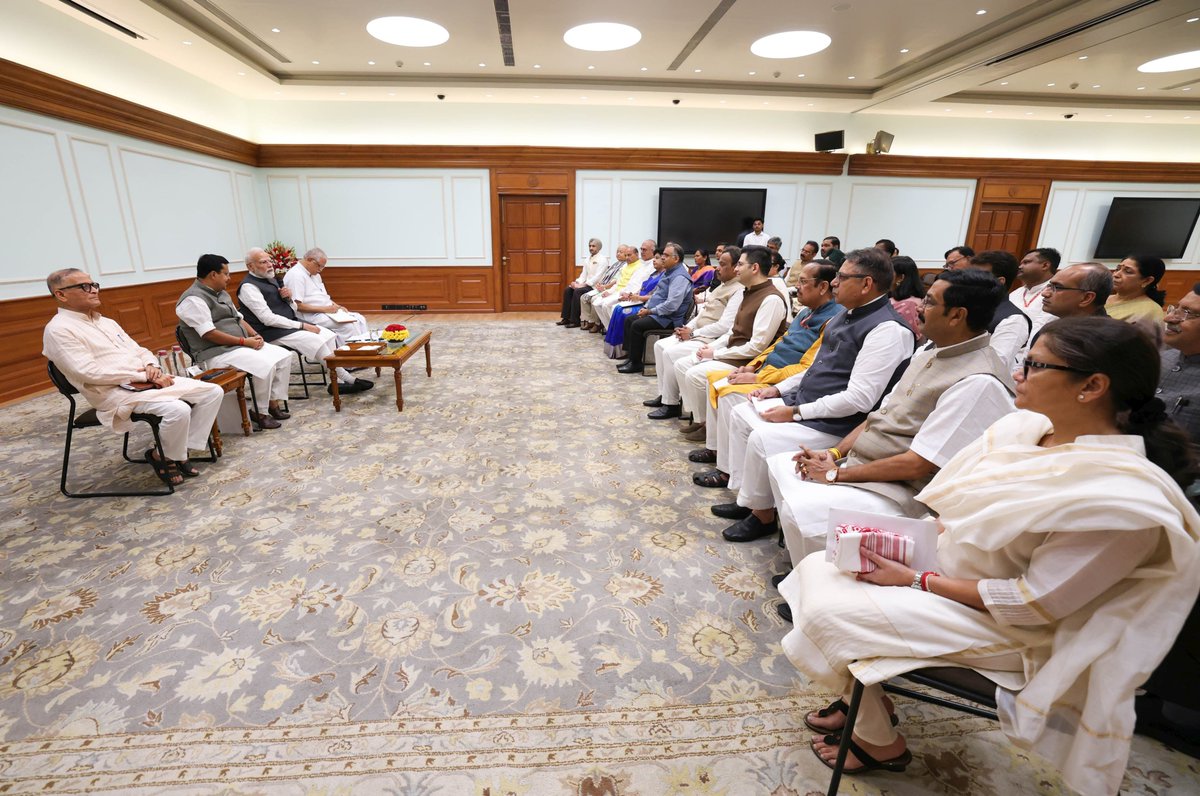 NitinNabin's tweet photo. आज नवनिर्वाचित राज्यसभा सांसदों के साथ आयोजित बैठक में आदरणीय प्रधानमंत्री श्री @narendramodi जी के साथ सम्मिलित हुआ। 

प्रधानमंत्री जी के नेतृत्व में विकसित भारत के संकल्प को नई गति देने और जनता की अपेक्षाओं पर खरा उतरने के लिए हम सभी पूर्ण निष्ठा के साथ कार्य करने के लिए सदैव प्रतिबद्ध हैं।