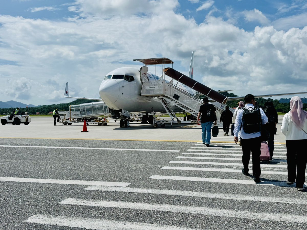carib01550's tweet photo. Malaysia Airlines 
MH1433
🇲🇾LGK 11:15 ✈︎ 12:30 KUL
B737-800(9M-MLP)
Economy class 

⚠️ランカウイ空港のマレーシア航空指定プラザプレミアムラウンジは制限エリア外にあります
保安検査を通過しちゃうとと何もありません
失敗した〜😵

#マレーシア航空 #B738 #LGK #Langkawi https://t.co/dNaMamzd96