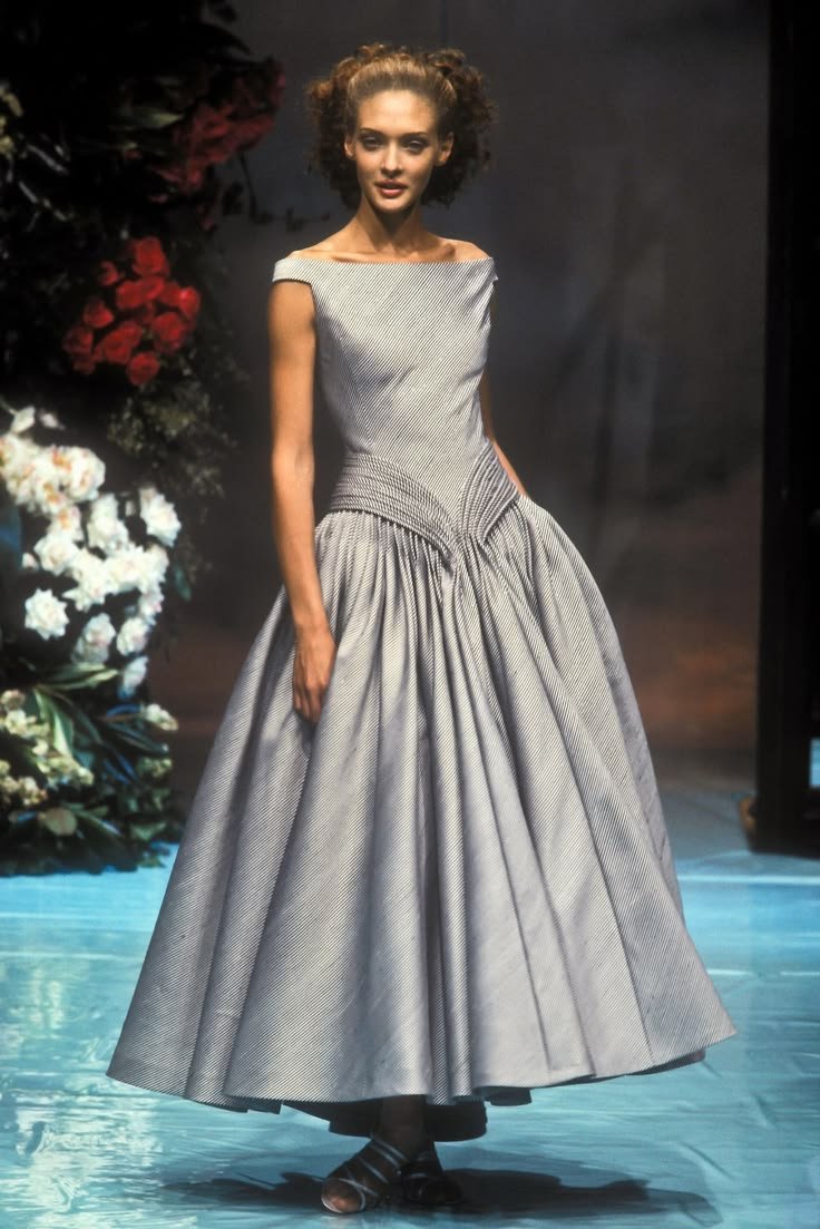 ___chitrogolpo's tweet photo. Christian Dior SS 1996 Couture https://t.co/bx6Wg5r08Q