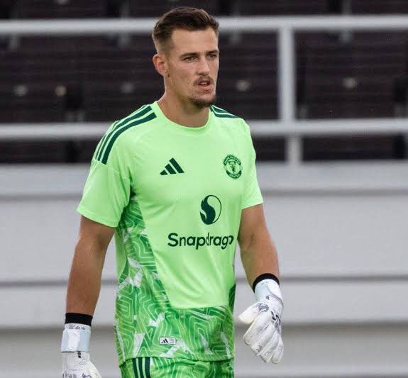 SamhbkHQ's tweet photo. 🔴 Two goalkeepers leave Manchester United on the same day as Bayindir joins Celta Vigo and Radek Vitek completes his permanent move to Middlesbrough.

The interesting part is Vitek’s deal.

A 35% sell-on clause and a buy-back option show that United still see potential in him. This doesn’t feel like the club giving up on his development — it feels like recognising he needs regular first-team football that he simply won’t get at Old Trafford right now.

Sometimes development means creating a pathway elsewhere.

#MUFC