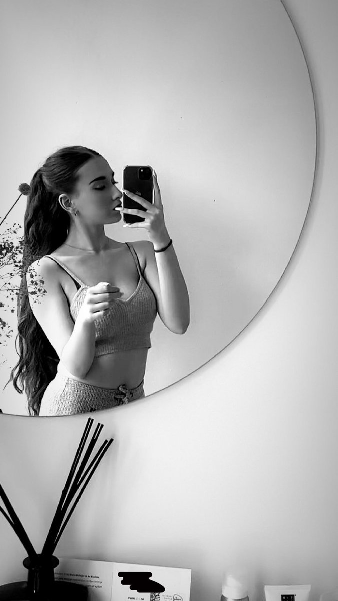Goddesszoexox's tweet photo. Ik wil vandaag gaan shoppen🛍️en zeker niet op mijn eigen kosten dus hup hup ik wil alle vieze sletjes in me dm hebben nu!🧎🏻🫵🏼

#humanATM #tikkieslaaf #ballbusting #paypig #spoiling #feetfetısh #spit https://t.co/09rFJSTFRR