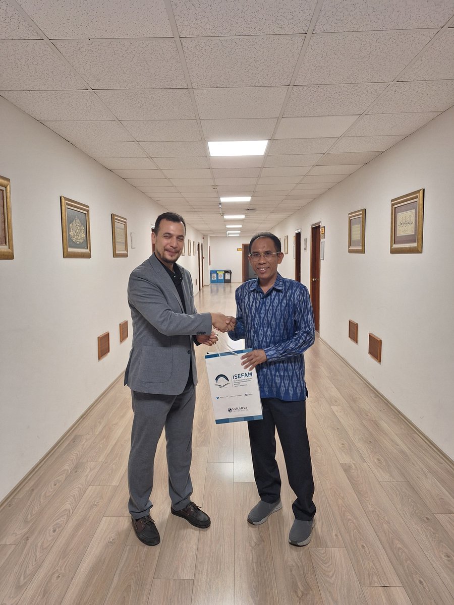 isefam_sau's tweet photo. Endonezya Hac Fonu (BPKH) Denetim Kurulu Başkanı Firmansyah N. Nazaroedin ve beraberindeki resmi heyeti merkezimizde ağırladık. Dr. Öğr. Üyemiz Ali Can Yenice'nin gerçekleştirdiği sunum eşliğinde;
🔹 Çift katmanlı Şer'i yönetişim,
🔹 Karz-ı Hasen gibi sosyal finans araçları,
🔹 ROSCA gibi banka dışı alternatiflerin Türkiye Hac Fonu modeline uyarlanmasını istişare ettik. 🇹🇷🤝🇮🇩 #İSEFAM #İslamiFinans #HacFonu #BPKH

We hosted Firmansyah N. Nazaroedin, Chairman of the Supervisory Board of Indonesia's Hajj Fund (BPKH), and his official delegation at our center. Accompanied by a presentation from our faculty member Dr. Ali Can Yenice, we discussed;
🔹 Two-tier Shariah governance,
🔹 Social finance tools like Qard al-Hasan,
🔹 Adapting non-banking models like ROSCA for a potential Turkish Hajj Fund. 🇹🇷🤝🇮🇩 #ISEFAM #IslamicFinance #HajjFund #BPKH

@sakaryauni
 #İslamiFinans #HacFonu #BPKH  
@isefam_sau
   
@BPKHRI
 
@YeniceAli