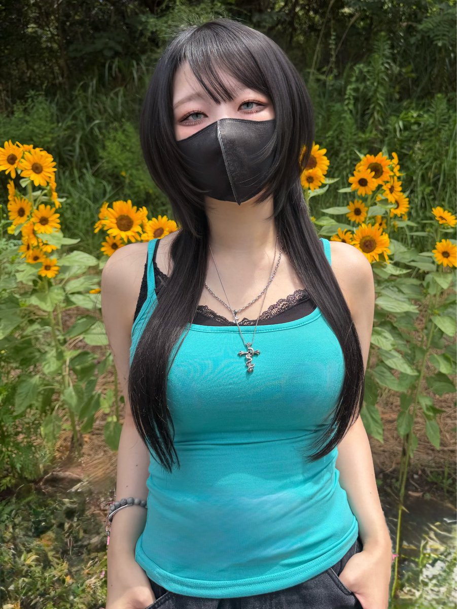 eyeshiny_gibous's tweet photo. 流行りのターコイズブルーと🌻 https://t.co/56dyVVTIgR