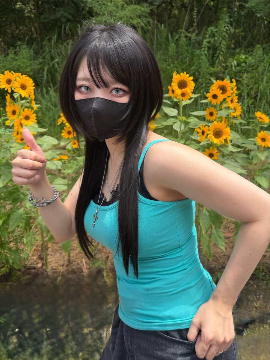 eyeshiny_gibous's tweet photo. 流行りのターコイズブルーと🌻 https://t.co/56dyVVTIgR