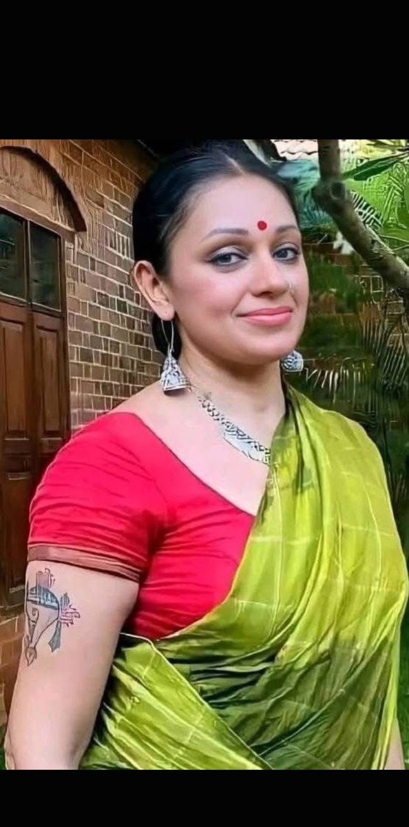 unk19y's tweet photo. How my Neighbour aunty look at me after wearing her saree and jewellery infront of her divorce husband https://t.co/GzSWKeU9NF