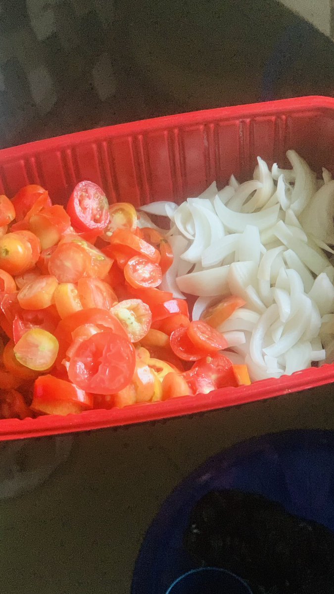 wtfiscooljoe1's tweet photo. How many of you slice your onion and tomato like this 😂 ? #chefjoe https://t.co/z8WKu5svjz