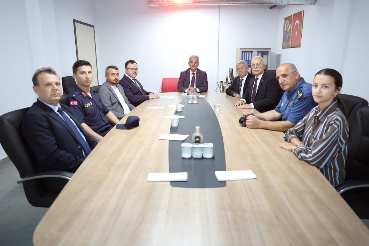 duzce_valiligi's tweet photo. 📍Kaynaşlı - Merkez Mahallesi

Valimiz Sayın Mehmet Makas (@makasmehmet34), Kaynaşlı Spor Salonu’na ziyaret gerçekleştirdi. 

Kaynaşlı Kaymakamı Kemal Sefa Gökmenoğlu, Kaynaşlı Belediye Başkanı Efdal Altundal, Gençlik ve Spor İl Müdürü Zekeriya Arslantürk ve protokol üyeleriyle birlikte salonda incelemelerde bulunan Sayın Valimiz, ilçedeki ve salondaki faaliyetler hakkında brifing aldı.

Sporcu ve velilerle sohbet eden Sayın Valimiz, karate gösterilerini izlediği genç sporcuları tebrik etti. 

Sayın Valimiz ayrıca, salonun etrafında kurulan semt pazarı esnafı ve vatandaşlarımızla da hasbihal etti.