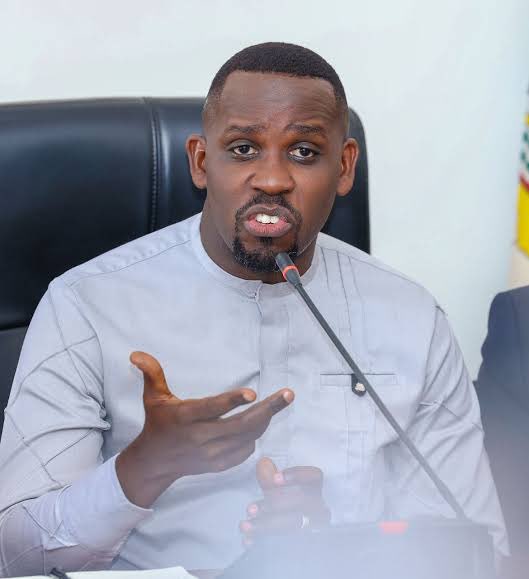 DrBerlinerMD's tweet photo. 𝐇𝐨𝐧. @JoelSsenyonyi , a 𝐥𝐚𝐰𝐲𝐞𝐫, is pleading with the 𝐠𝐨𝐯𝐞𝐫𝐧𝐦𝐞𝐧𝐭 to pay 𝐦𝐞𝐝𝐢𝐜𝐚𝐥 𝐢𝐧𝐭𝐞𝐫𝐧𝐬, while 𝐃𝐫. 𝐑𝐮𝐭𝐡 𝐀𝐜𝐞𝐧𝐠 (@JaneRuth_Aceng ), a 𝐦𝐞𝐝𝐢𝐜𝐚𝐥 𝐝𝐨𝐜𝐭𝐨𝐫 who once allegedly led a strike advocating for the welfare and remuneration of 𝐦𝐞𝐝𝐢𝐜𝐚𝐥 𝐢𝐧𝐭𝐞𝐫𝐧𝐬 during her own internship, is now defending the 𝐠𝐨𝐯𝐞𝐫𝐧𝐦𝐞𝐧𝐭’𝐬 𝐝𝐞𝐜𝐢𝐬𝐢𝐨𝐧 not to pay them.

A 𝐦𝐞𝐝𝐢𝐜𝐚𝐥 𝐝𝐨𝐜𝐭𝐨𝐫 who should understand the challenges, sacrifices, and hardships 𝐦𝐞𝐝𝐢𝐜𝐚𝐥 𝐢𝐧𝐭𝐞𝐫𝐧𝐬 endure is now defending a policy that denies them remuneration.

We need to have the nervous system that feels the pain of other people.

#PayAllMedicalInterns