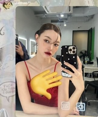 wineyluvv's tweet photo. JAN'S EDIT IS TAKING ME OUT 😭😭

🐯: is this too revealing?
🦊: oh. anyway, do u like it?
_____
🐯: i'm snitchinggg announcement!!!! 📢🫵🏻
🦊: [khun wine, why are u wearing a swimsuit to work?]
🦊: [sent edited photos covering jingjing's body]
🦊: i mean, it's cold, isn't it? https://t.co/ZNPVE2tFgp