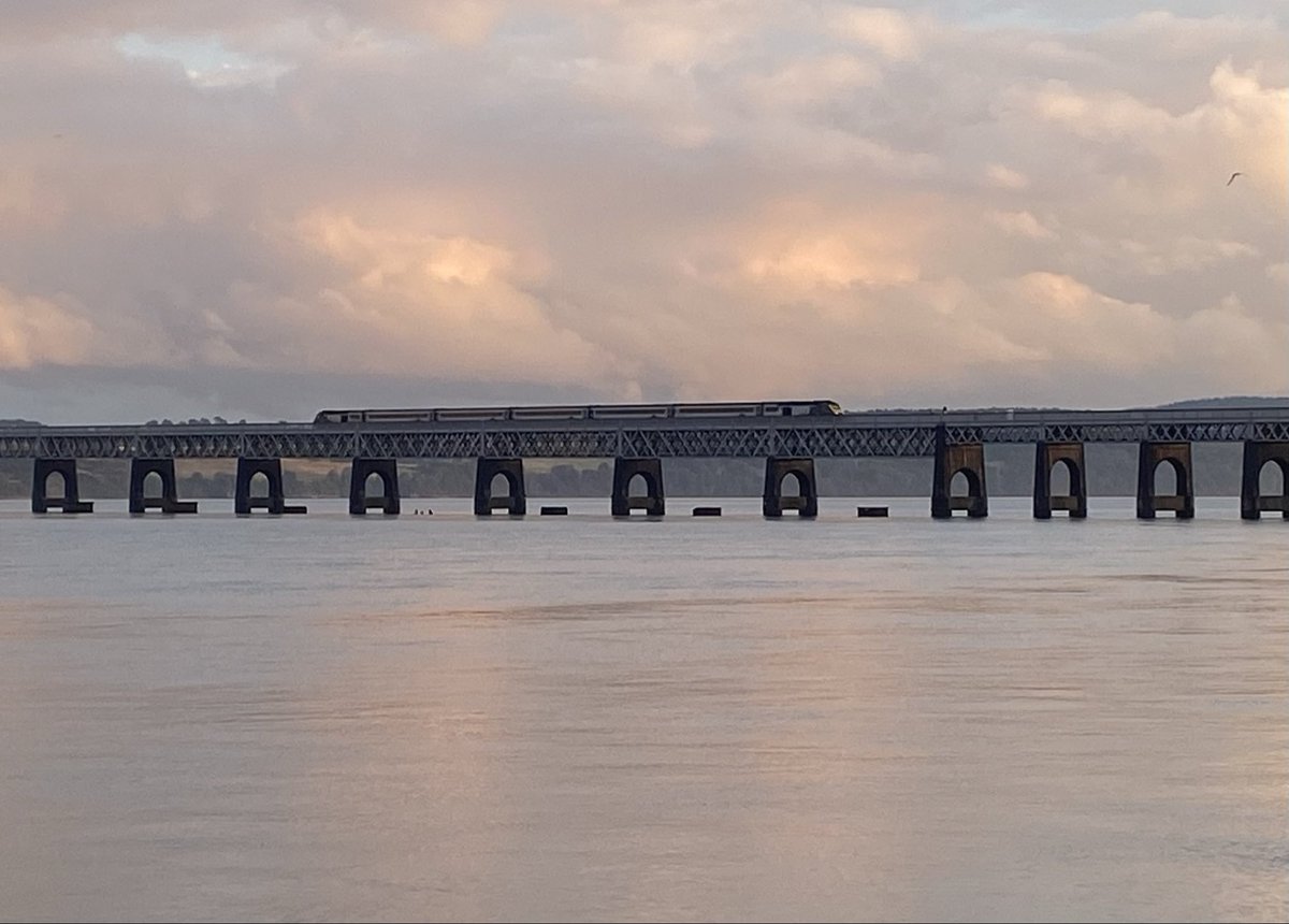 loypass_SCCar's tweet photo. 🚄🚈🌅🌉 Calm after the storms…

Azuma, Inter7City, Express and Turbostar complement an evening of serenity and contemplation on the Tay Bridge yesterday.
@ScotRail @LNER #Dundee #Tayside #TayBridge @NetworkRailSCOT https://t.co/LwbVfQMP05
