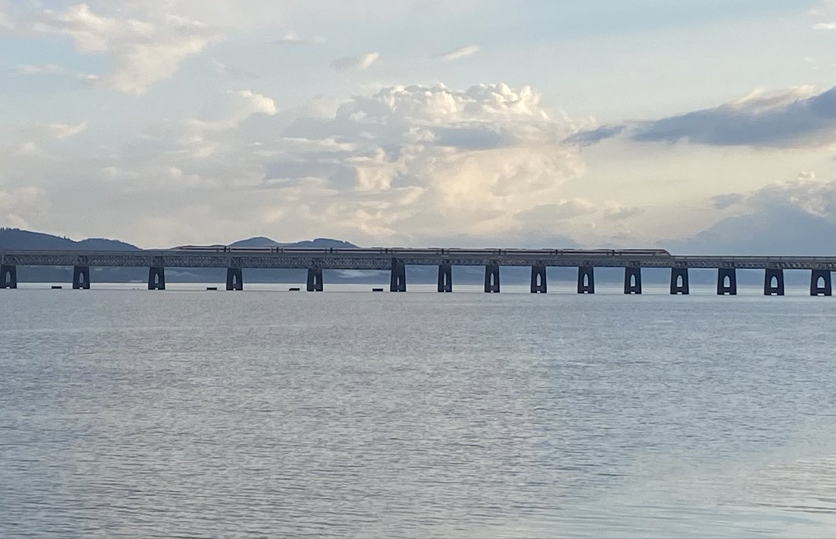 loypass_SCCar's tweet photo. 🚄🚈🌅🌉 Calm after the storms…

Azuma, Inter7City, Express and Turbostar complement an evening of serenity and contemplation on the Tay Bridge yesterday.
@ScotRail @LNER #Dundee #Tayside #TayBridge @NetworkRailSCOT https://t.co/LwbVfQMP05