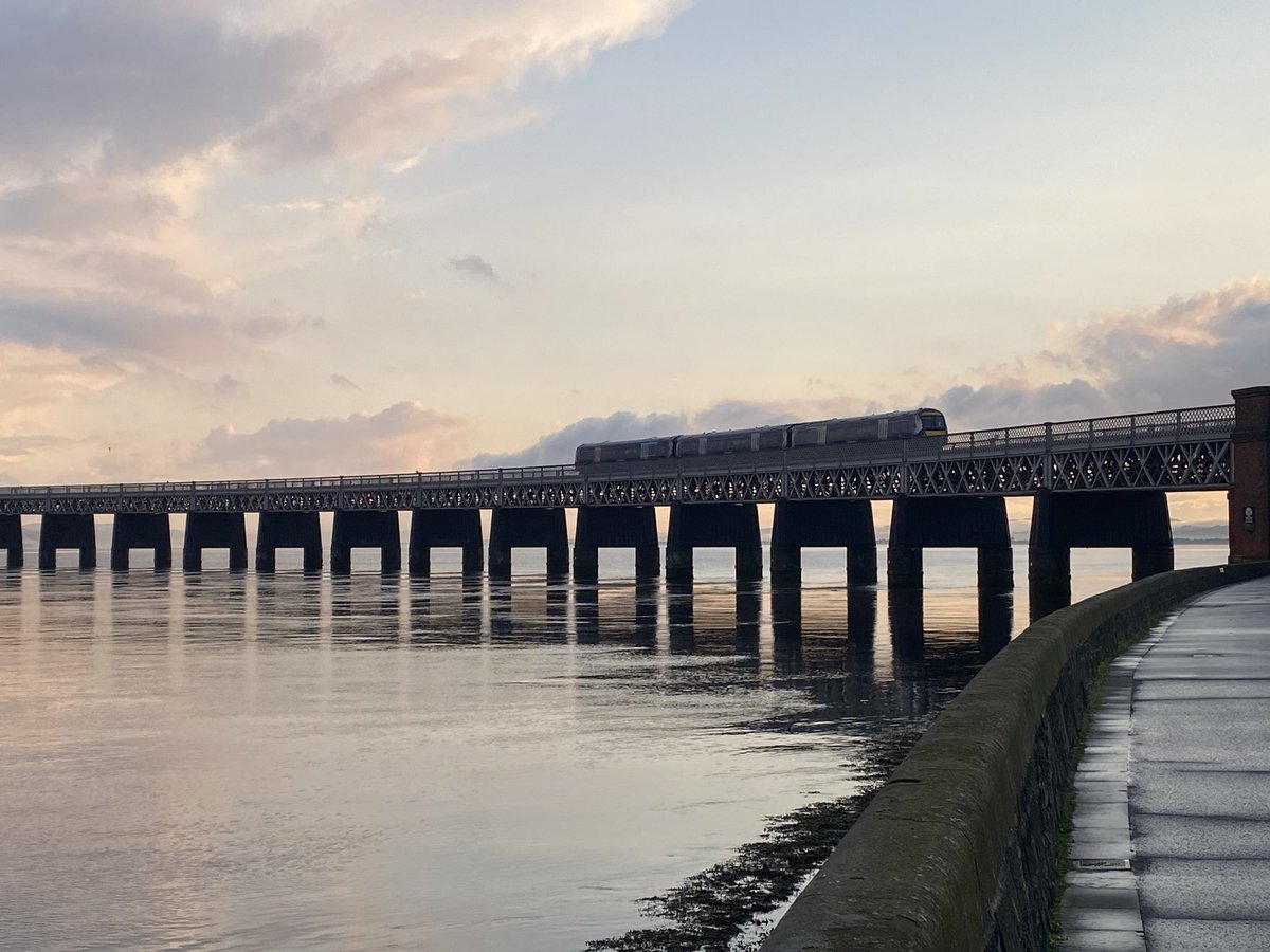 loypass_SCCar's tweet photo. 🚄🚈🌅🌉 Calm after the storms…

Azuma, Inter7City, Express and Turbostar complement an evening of serenity and contemplation on the Tay Bridge yesterday.
@ScotRail @LNER #Dundee #Tayside #TayBridge @NetworkRailSCOT https://t.co/LwbVfQMP05