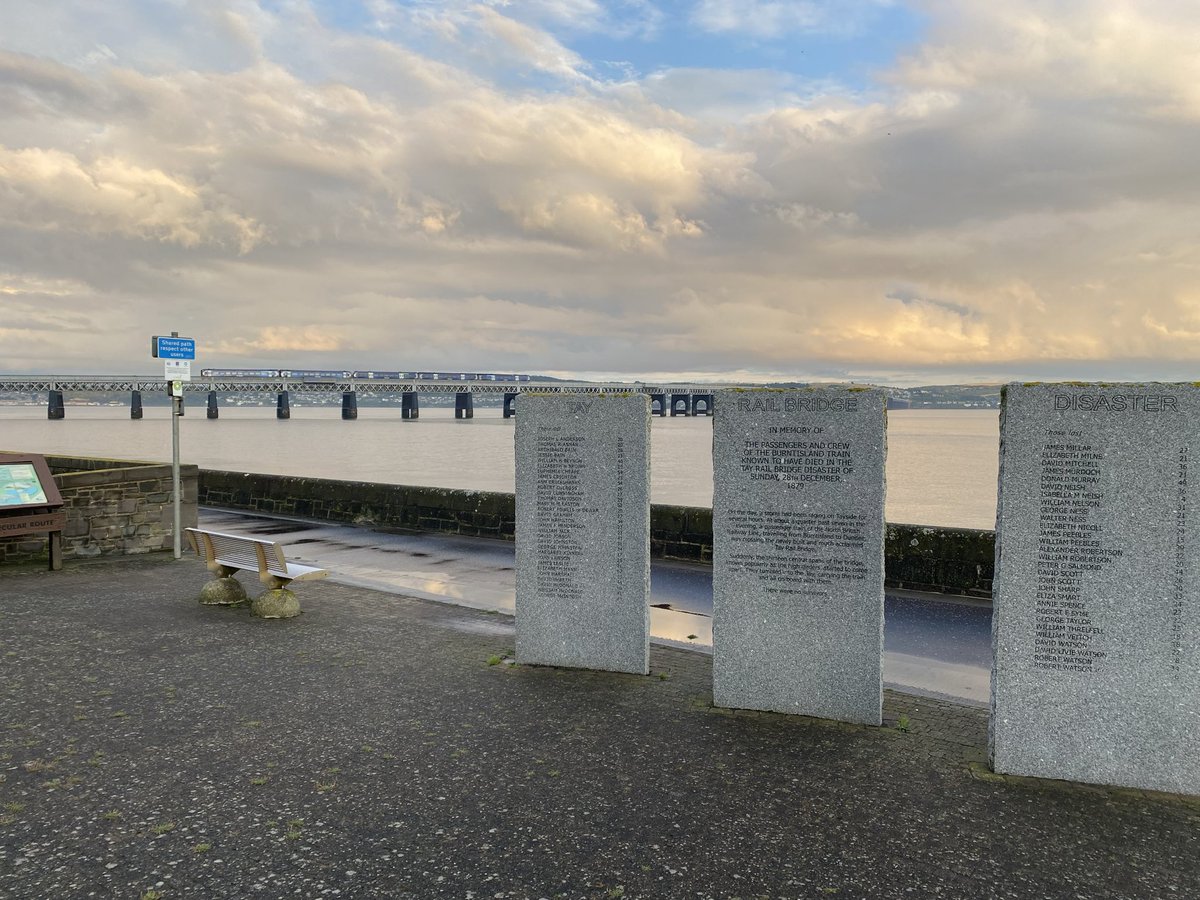 loypass_SCCar's tweet photo. 🚄🚈🌅🌉 Calm after the storms…

Azuma, Inter7City, Express and Turbostar complement an evening of serenity and contemplation on the Tay Bridge yesterday.
@ScotRail @LNER #Dundee #Tayside #TayBridge @NetworkRailSCOT https://t.co/LwbVfQMP05