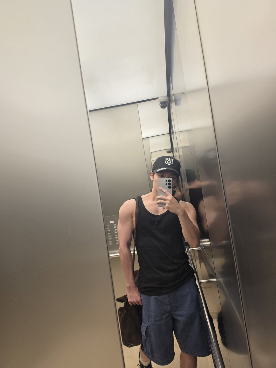 translatingTXT's tweet photo. [260805] weverse dm 🐿️🐱💬

🐿️🐱 did shoulders for the first time in a while
🐿️🐱 trying to shed some extra fat while making sure i don’t get too small by filling in what i lose with muscle..cardio isn’t easy https://t.co/LpkFQEAJr2