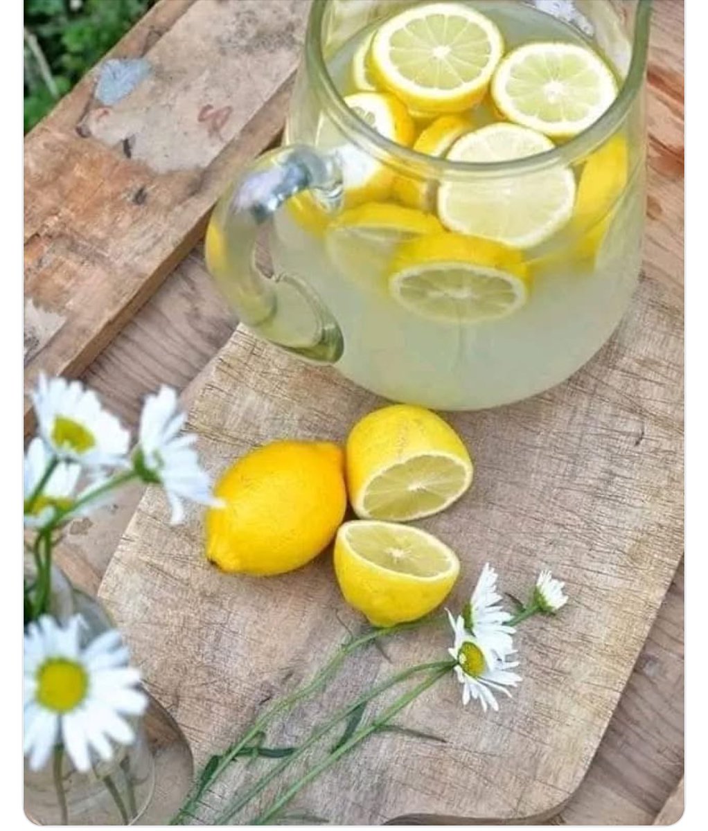 Recepsamuncu1's tweet photo. ARŞİVLİK BİLGİ,

LİMONLU SU
– Malum “Su Hayattır!”. Limonlu su, zengin elektrolitleri ile (potasyum, kalsiyum ve magnezyum) bedenin her köşesini şahanesiyle sular.
2 – Limonlu su, karaciğerin en sevdiğidir. Tüm yiyeceklerden daha fazla enzim üretmesine yardımcı olur. https://t.co/oUIzcYff72