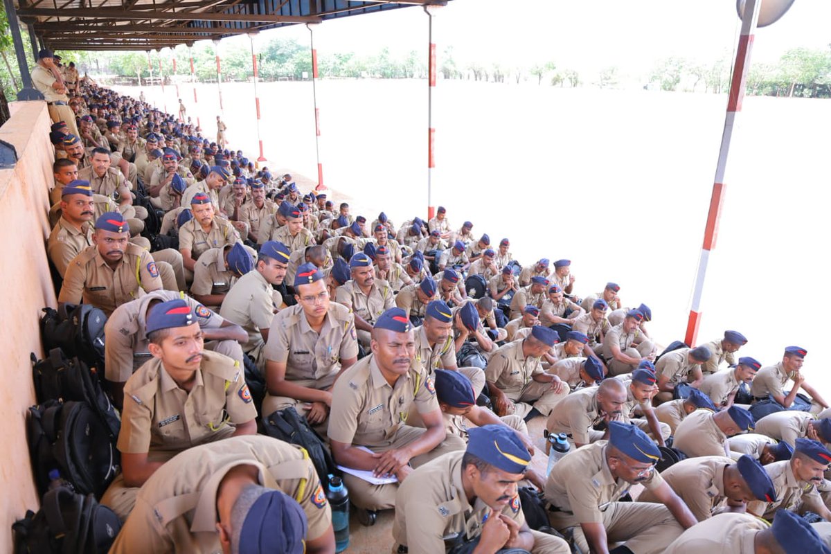 SDMAMaharashtra's tweet photo. जिल्हा आपत्ती व्यवस्थापन प्राधिकरण, लातूर आणि गृह विभागाच्या समन्वयातून 850 नव्याने भरती झालेल्या पोलीस कर्मचाऱ्यांना आपत्कालीन कार्यवाही, आपत्ती निवारण आणि संकटाच्या काळात सार्वजनिक सुव्यवस्था राखण्याबाबत प्रशिक्षण देण्यात आले.
#आपत्तीपूर्वतयारी #ViksitMaharashtra #MahaSDMA https://t.co/CddzqSIcrk