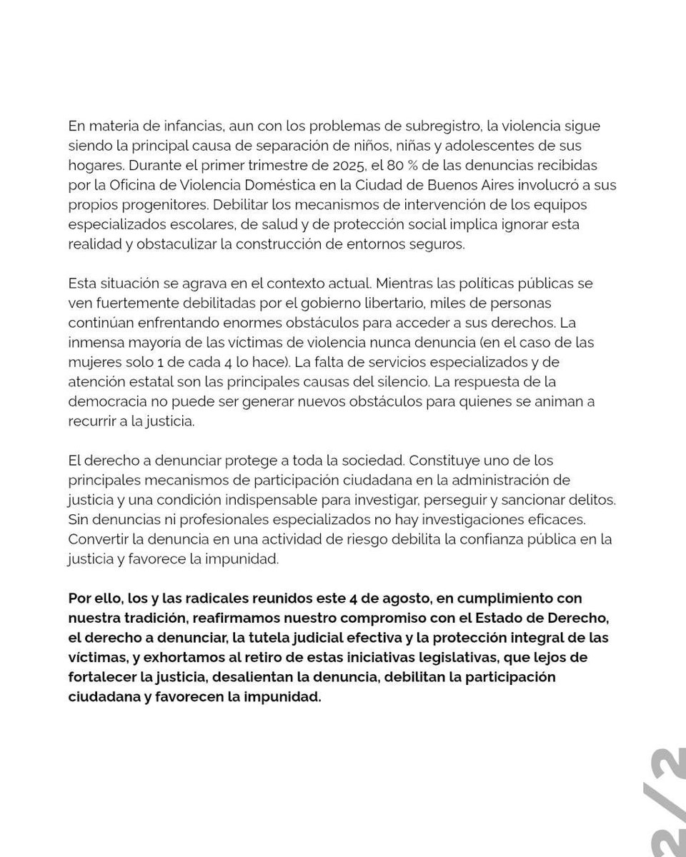 MarianaRabanal's tweet photo. Hay encuentros que trascienden una reunión partidaria. Ayer fue uno de ellos.

Convocados por el Comité Nacional de la Unión Cívica Radical, a través de la Secretaría de la Mujer y la Oficina de Violencia de Género, nos reunimos de manera presencial y virtual militantes, dirigentes, autoridades partidarias, compañeras y compañeros de la Franja Morada, de la Organización de Trabajadores Radicales (OTR), diputadas y diputados nacionales, legisladores, concejales y referentes de todo el país para asumir una posición clara frente al proyecto de “Falsas Denuncias”, al cual renombré Proyecto Epstein

El resultado fue una declaración política contundente, en defensa del acceso a la justicia, del derecho a denunciar y de la protección integral de las víctimas, de los niños, niñas y adolescentes y de sus entornos familiares.

No fue un documento más. Fue la decisión de decir con claridad que la Unión Cívica Radical no puede acompañar ningún proyecto que desaliente las denuncias, intimide a las víctimas o profundice los obstáculos que todavía existen para acceder a la Justicia.

Mientras algunos insisten en instalar que el problema son las falsas denuncias, la evidencia demuestra exactamente lo contrario. La Corte Suprema, los Ministerios Públicos Fiscales y los organismos internacionales vienen advirtiendo desde hace años que el verdadero drama sigue siendo la subdenuncia. Miles de mujeres, niñas, niños y adolescentes continúan sin denunciar por miedo, por dependencia, por vergüenza o por falta de respuestas del Estado. Ese es el problema que debemos enfrentar.

Me siento profundamente orgullosa de haber sido parte de este encuentro y de esta declaración. Porque cuando están en juego la protección de las víctimas, de los niños, niñas y adolescentes y el derecho de cualquier persona a acudir a la Justicia sin miedo, no hay neutralidad posible.

Como mujer radical, jamás voy a aceptar que se vuelva a poner bajo sospecha a quienes se animan a romper el silencio. Nuestro compromiso es con las víctimas, con los niños, niñas y adolescentes, con el acceso a la justicia y con una sociedad donde ninguna mujer tenga que elegir entre callar o ser perseguida por denunciar. 

Esa es la bandera que abrazó ayer el radicalismo. Y esa es la bandera que voy a defender siempre.