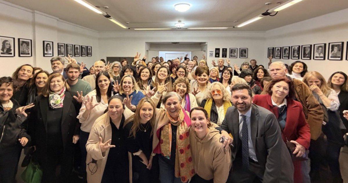 MarianaRabanal's tweet photo. Hay encuentros que trascienden una reunión partidaria. Ayer fue uno de ellos.

Convocados por el Comité Nacional de la Unión Cívica Radical, a través de la Secretaría de la Mujer y la Oficina de Violencia de Género, nos reunimos de manera presencial y virtual militantes, dirigentes, autoridades partidarias, compañeras y compañeros de la Franja Morada, de la Organización de Trabajadores Radicales (OTR), diputadas y diputados nacionales, legisladores, concejales y referentes de todo el país para asumir una posición clara frente al proyecto de “Falsas Denuncias”, al cual renombré Proyecto Epstein

El resultado fue una declaración política contundente, en defensa del acceso a la justicia, del derecho a denunciar y de la protección integral de las víctimas, de los niños, niñas y adolescentes y de sus entornos familiares.

No fue un documento más. Fue la decisión de decir con claridad que la Unión Cívica Radical no puede acompañar ningún proyecto que desaliente las denuncias, intimide a las víctimas o profundice los obstáculos que todavía existen para acceder a la Justicia.

Mientras algunos insisten en instalar que el problema son las falsas denuncias, la evidencia demuestra exactamente lo contrario. La Corte Suprema, los Ministerios Públicos Fiscales y los organismos internacionales vienen advirtiendo desde hace años que el verdadero drama sigue siendo la subdenuncia. Miles de mujeres, niñas, niños y adolescentes continúan sin denunciar por miedo, por dependencia, por vergüenza o por falta de respuestas del Estado. Ese es el problema que debemos enfrentar.

Me siento profundamente orgullosa de haber sido parte de este encuentro y de esta declaración. Porque cuando están en juego la protección de las víctimas, de los niños, niñas y adolescentes y el derecho de cualquier persona a acudir a la Justicia sin miedo, no hay neutralidad posible.

Como mujer radical, jamás voy a aceptar que se vuelva a poner bajo sospecha a quienes se animan a romper el silencio. Nuestro compromiso es con las víctimas, con los niños, niñas y adolescentes, con el acceso a la justicia y con una sociedad donde ninguna mujer tenga que elegir entre callar o ser perseguida por denunciar. 

Esa es la bandera que abrazó ayer el radicalismo. Y esa es la bandera que voy a defender siempre.