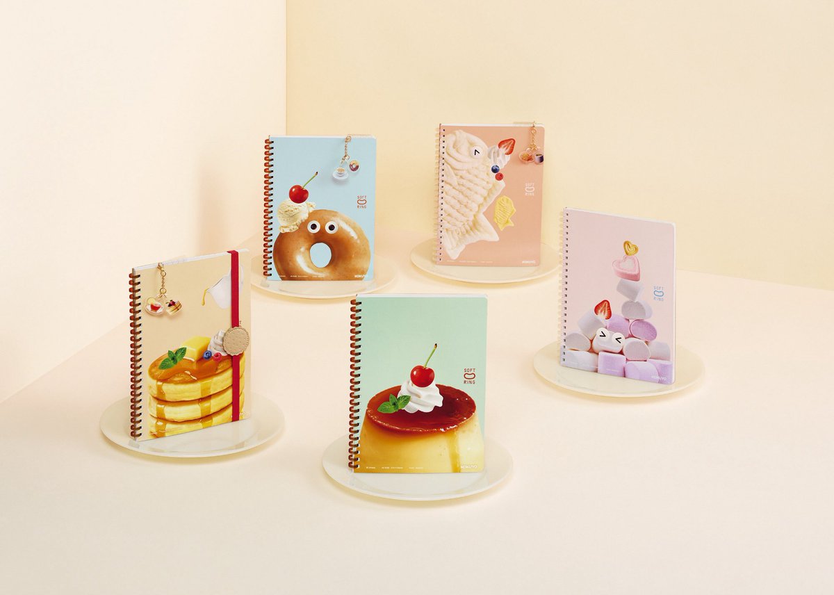 kokuyo_st's tweet photo. 【リリース】ソフトリングシリーズより<やわらかたっぷりスイーツ>を発売🍮(8/12〜)

🥞スイーツとソフトリングのやわらかい感触がマッチ！
🥞チャーム付きしおりやシールなど周辺商品も🙌
🥞カスタマイズで自分らしい1冊に
🥞プリン、パンケーキ、ドーナツ、マシュマロ、パンケーキの5種

詳しくは↓ https://t.co/u2stIBeT7N