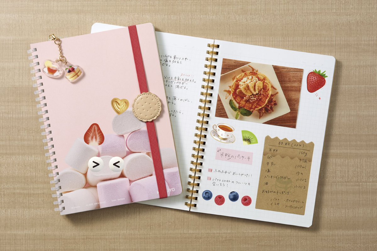 kokuyo_st's tweet photo. 【リリース】ソフトリングシリーズより<やわらかたっぷりスイーツ>を発売🍮(8/12〜)

🥞スイーツとソフトリングのやわらかい感触がマッチ！
🥞チャーム付きしおりやシールなど周辺商品も🙌
🥞カスタマイズで自分らしい1冊に
🥞プリン、パンケーキ、ドーナツ、マシュマロ、パンケーキの5種

詳しくは↓ https://t.co/u2stIBeT7N