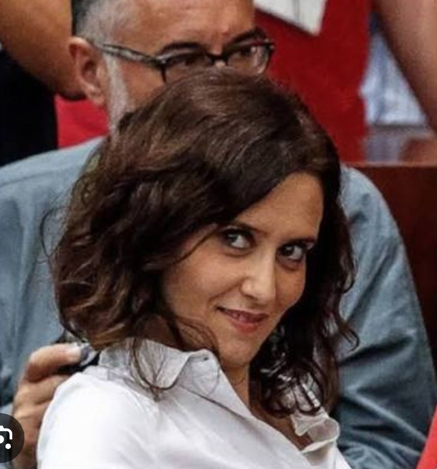ELTOLAVARA6's tweet photo. Marichocho Mis Ático.. Seguirá robando y riéndose de los madrileños.. cuando salga del gobierno madrileño, montará una inmobiliaria y venderá Áticos de lujo...Por suerte, los madrileños pueden beber cañitas.. https://t.co/xn3ePOzmaY