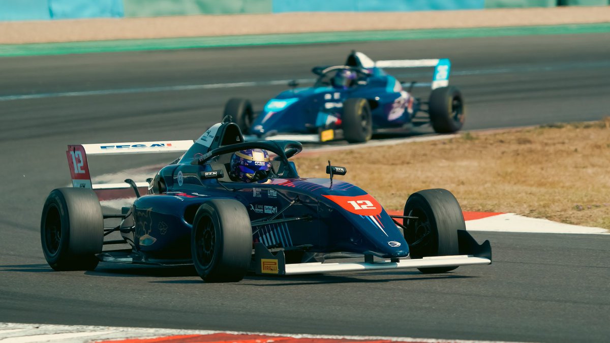 FFSportAuto's tweet photo. Quatre pilotes françaises étaient engagées ce week-end à Magny-Cours, à l’occasion de la quatrième manche du Championnat de France F4 FFSA 🏎️🇫🇷
 
Une victoire, cinq podiums et de belles performances, découvrez le détails de leurs résultats dans le classement féminin 👇
 
Course 1 🥈 Lisa Billard : 2e 6️⃣ Héloïse Goldberg : 6e 8️⃣ Angelina Proenca : 8e ❌ Jade Jacquet : abandon
 
Course 2 🏆 Lisa Billard : 1re 🥉 Jade Jacquet : 3e 6️⃣ Héloïse Goldberg : 6e ❌ Angelina Proenca : abandon
 
Course 3 🥈 Lisa Billard : 2e 🥉 Jade Jacquet : 3e 6️⃣ Angelina Proenca : 6e 8️⃣ Héloïse Goldberg : 8e
 
#FFSA #SportAutoFéminin #F4 #MagnyCours