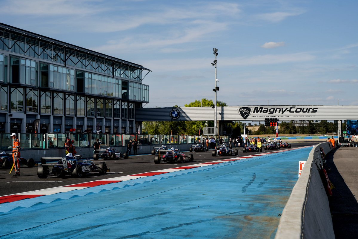FFSportAuto's tweet photo. Quatre pilotes françaises étaient engagées ce week-end à Magny-Cours, à l’occasion de la quatrième manche du Championnat de France F4 FFSA 🏎️🇫🇷
 
Une victoire, cinq podiums et de belles performances, découvrez le détails de leurs résultats dans le classement féminin 👇
 
Course 1 🥈 Lisa Billard : 2e 6️⃣ Héloïse Goldberg : 6e 8️⃣ Angelina Proenca : 8e ❌ Jade Jacquet : abandon
 
Course 2 🏆 Lisa Billard : 1re 🥉 Jade Jacquet : 3e 6️⃣ Héloïse Goldberg : 6e ❌ Angelina Proenca : abandon
 
Course 3 🥈 Lisa Billard : 2e 🥉 Jade Jacquet : 3e 6️⃣ Angelina Proenca : 6e 8️⃣ Héloïse Goldberg : 8e
 
#FFSA #SportAutoFéminin #F4 #MagnyCours