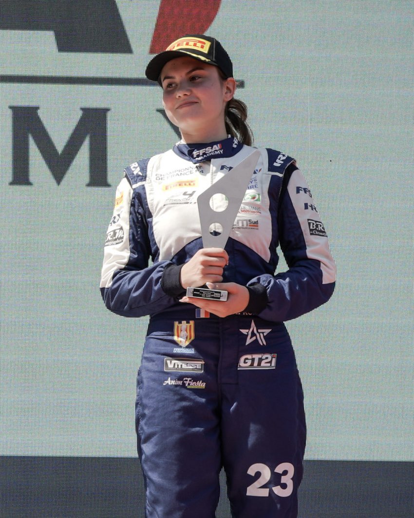 FFSportAuto's tweet photo. Quatre pilotes françaises étaient engagées ce week-end à Magny-Cours, à l’occasion de la quatrième manche du Championnat de France F4 FFSA 🏎️🇫🇷
 
Une victoire, cinq podiums et de belles performances, découvrez le détails de leurs résultats dans le classement féminin 👇
 
Course 1 🥈 Lisa Billard : 2e 6️⃣ Héloïse Goldberg : 6e 8️⃣ Angelina Proenca : 8e ❌ Jade Jacquet : abandon
 
Course 2 🏆 Lisa Billard : 1re 🥉 Jade Jacquet : 3e 6️⃣ Héloïse Goldberg : 6e ❌ Angelina Proenca : abandon
 
Course 3 🥈 Lisa Billard : 2e 🥉 Jade Jacquet : 3e 6️⃣ Angelina Proenca : 6e 8️⃣ Héloïse Goldberg : 8e
 
#FFSA #SportAutoFéminin #F4 #MagnyCours
